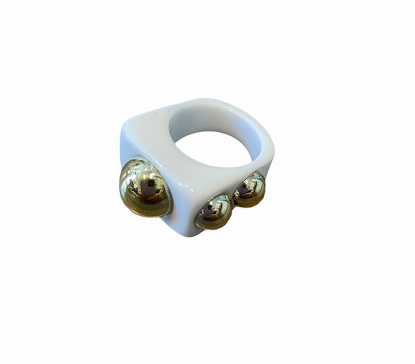 Anello resina borchie l’anello che sceglie dove deve andare