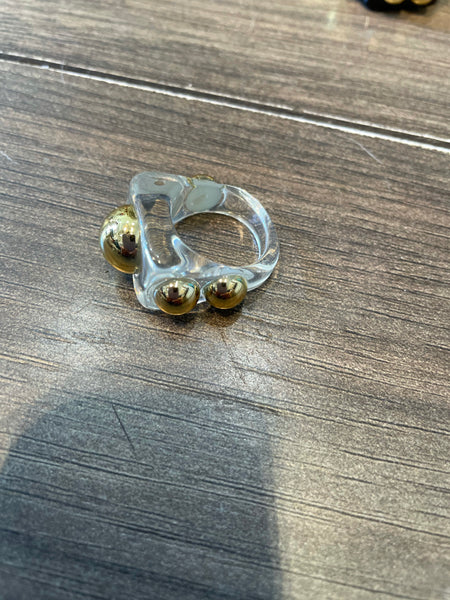 Anello resina borchie l’anello che sceglie dove deve andare