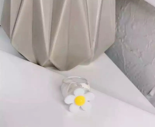 Anello resina trasparente con fiore l’anello sceglie dove andare