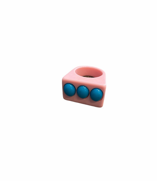 Anello in resina con 3 borchie l’anello sceglie dove andare