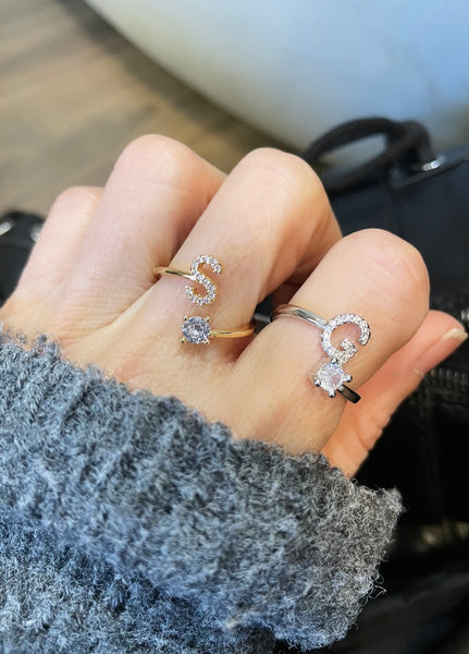 Anello lettera iniziale e punto luce regolabile