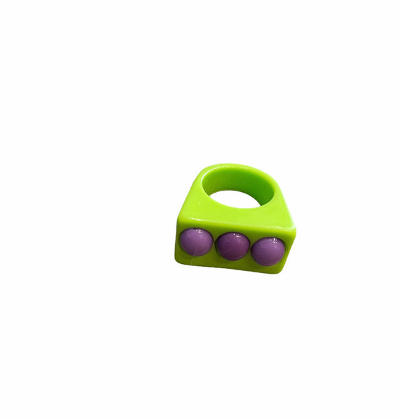 Anello in resina con 3 borchie l’anello sceglie dove andare