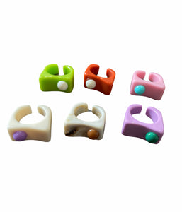 Anello resina con pois colorato l’anello sceglie dove andare