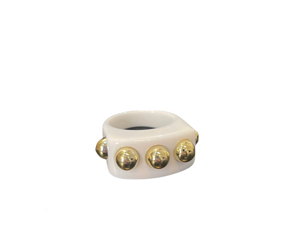 Anello resina con  borchie