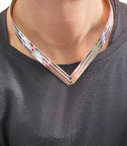 Collana rigida wonder woman triangolo a V due varianti colore