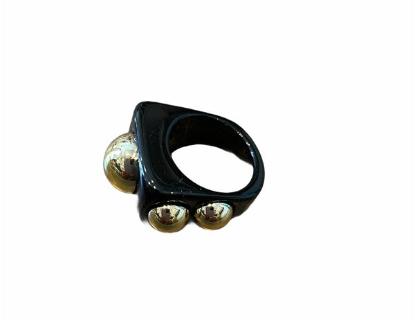 Anello resina borchie l’anello che sceglie dove deve andare