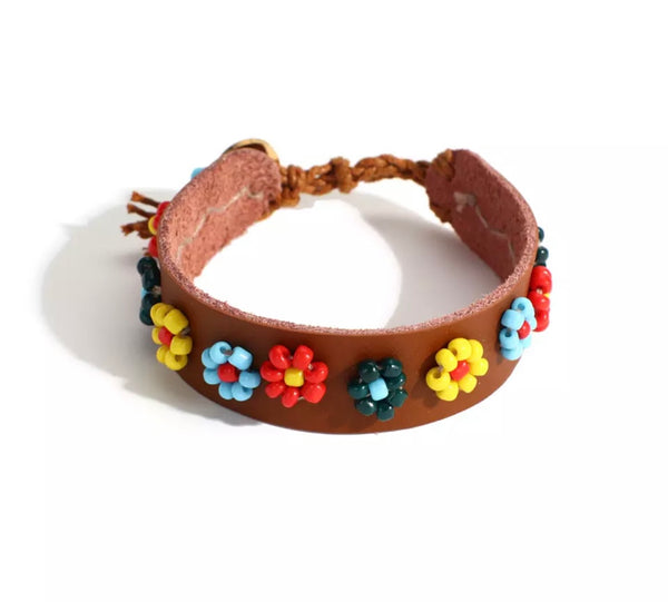 Bracciale cuoio e fiorellini perline