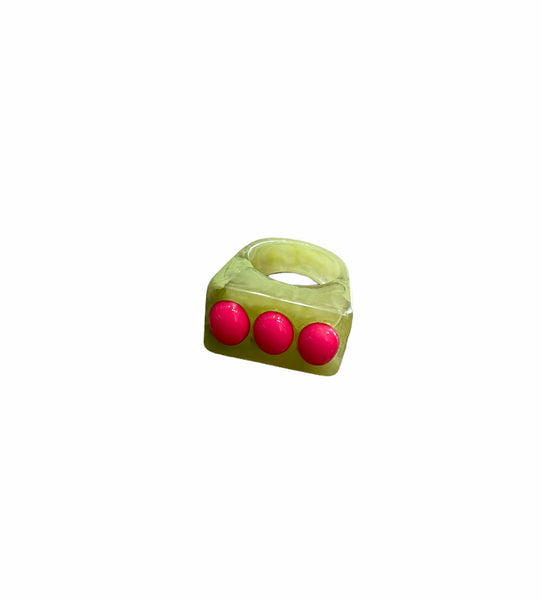 Anello in resina con 3 borchie l’anello sceglie dove andare