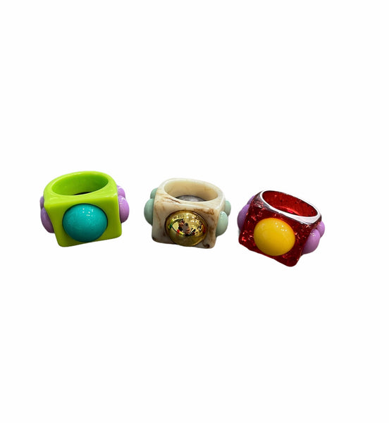 Anello resina borchie colorate l’anello sceglie dove andare