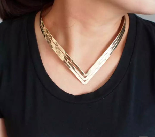 Collana rigida wonder woman triangolo a V due varianti colore