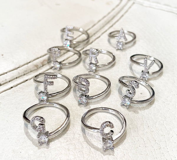 Anello lettera iniziale e punto luce regolabile
