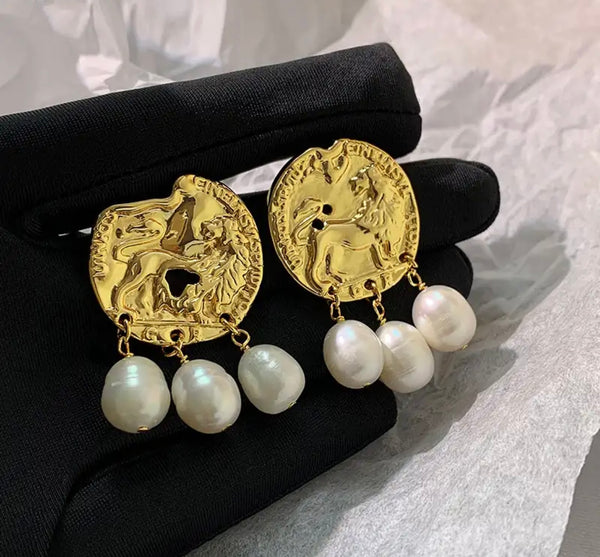 Coppia orecchini moneta con perle due varianti colore