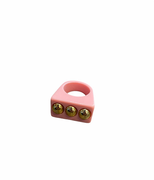Anello in resina con 3 borchie l’anello sceglie dove andare