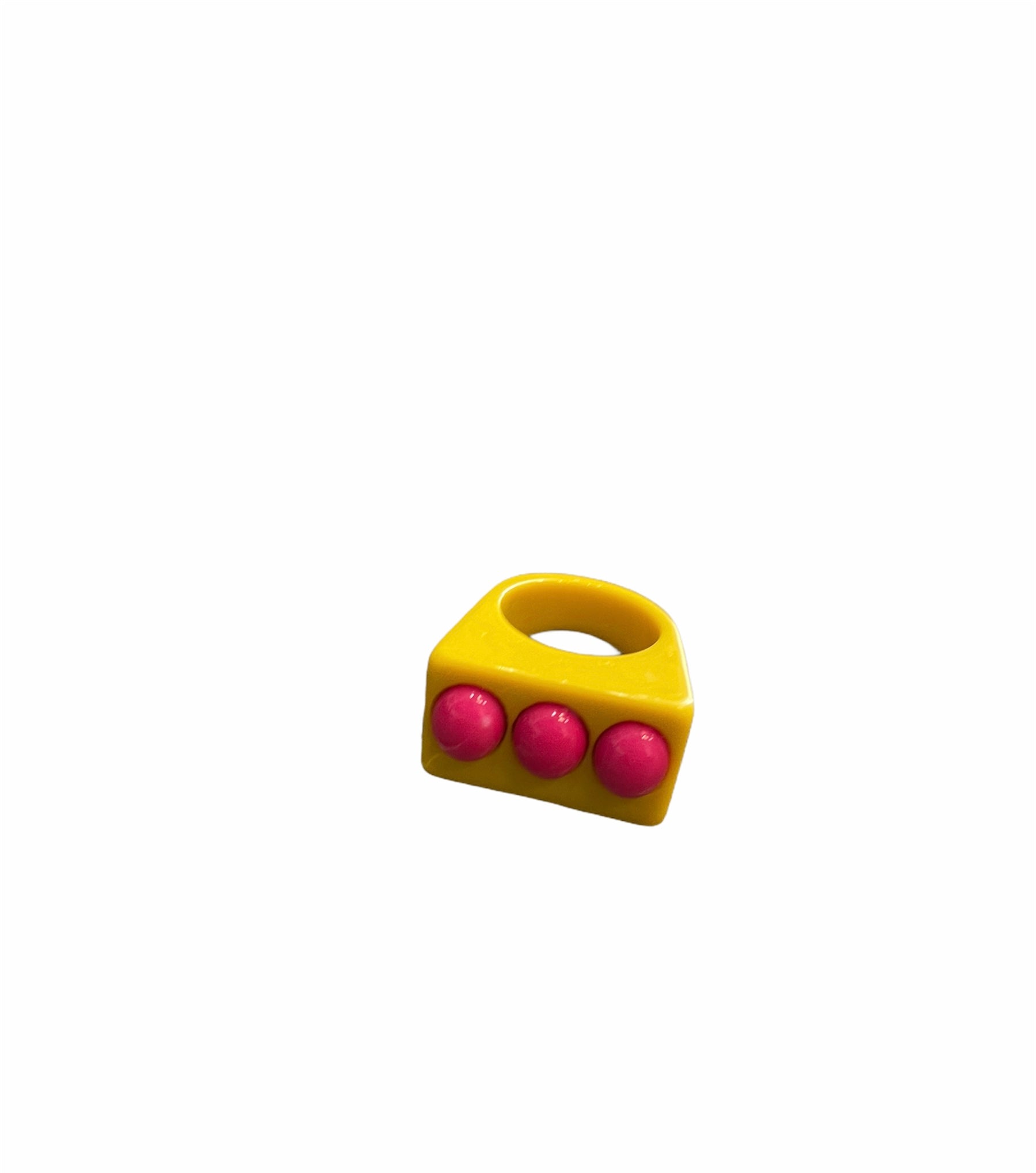 Anello in resina con 3 borchie l’anello sceglie dove andare