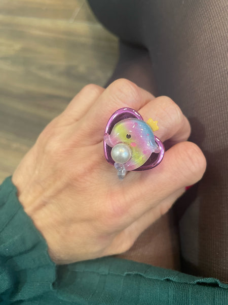 Anello resina metallizzato vari colori  con delfino con perla