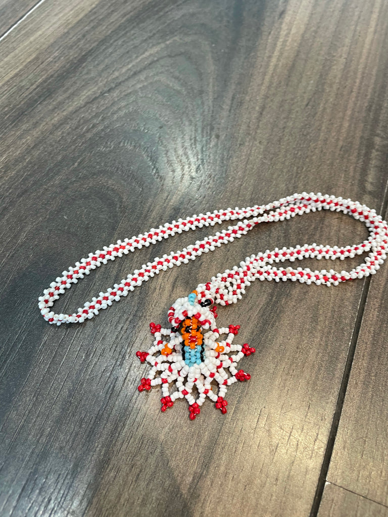 Collana Bambolina con Viso in resina smaltata, acconciatura dei capelli, abito a pois colorati Collana Bambolina con Viso in resina smaltata, acconciatura dei capelli, abito a pois colorati
