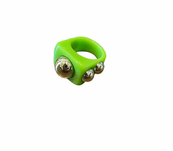Anello resina borchie l’anello che sceglie dove deve andare