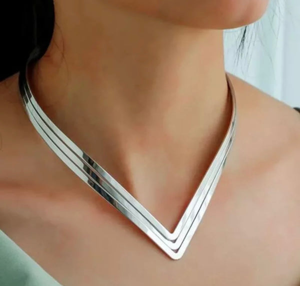 Collana rigida wonder woman triangolo a V due varianti colore