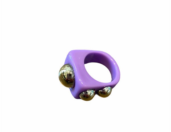 Anello resina borchie l’anello che sceglie dove deve andare