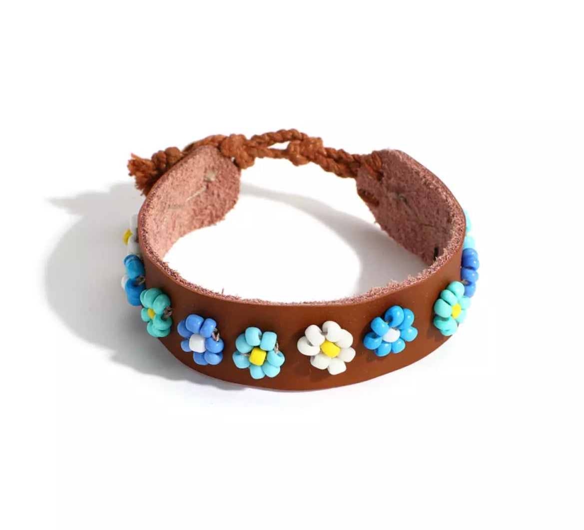 Bracciale cuoio e fiorellini perline