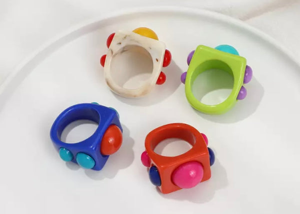 Anello resina borchie colorate l’anello sceglie dove andare