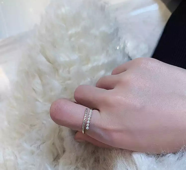 Anello fedina contrarie’ micro perle e zirconi