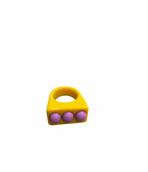 Anello in resina con 3 borchie l’anello sceglie dove andare