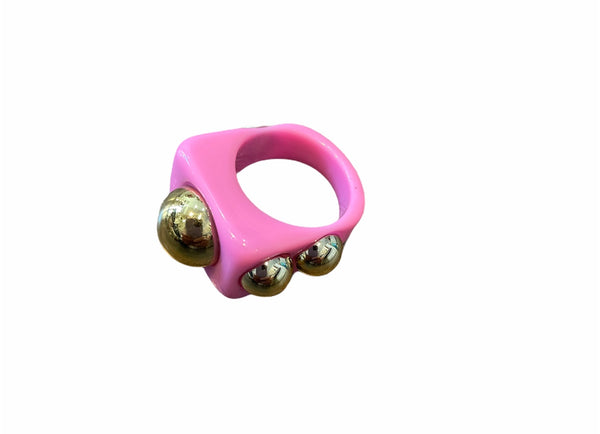 Anello resina borchie l’anello che sceglie dove deve andare
