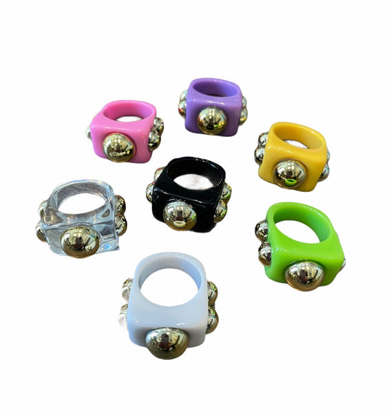Anello resina borchie l’anello che sceglie dove deve andare