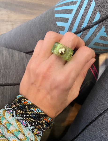 Anello resina una borchia  sceglie dove andare